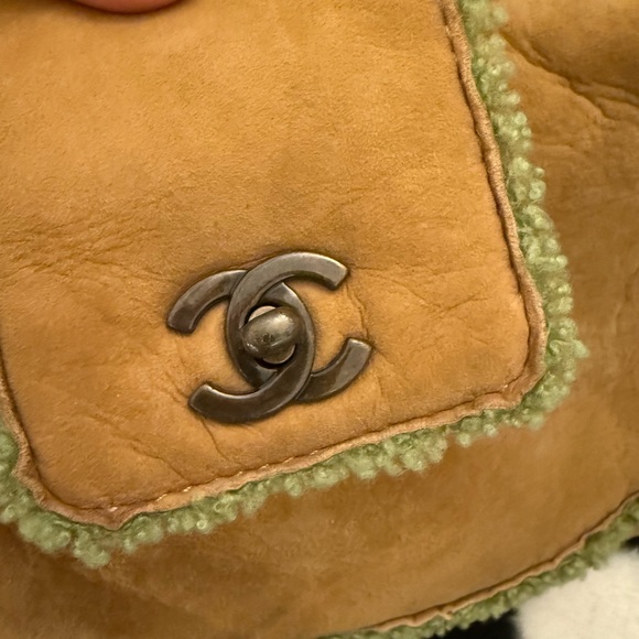 CHANEL Tan and Green Leather Tote - Picture 7 of 9